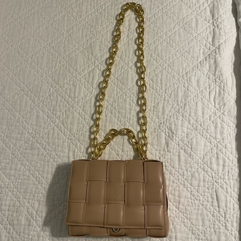 Franchesca’s Brinda Square Quilted Chunky Chain Crossbody